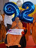  HH Pramukh Swami Maharaj greets devotees with 'Jai Swaminarayan'