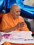  Swamishri greets devotees with 'Jai Swaminarayan'