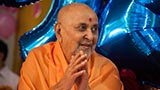  Swamishri greets devotees with 'Jai Swaminarayan'
