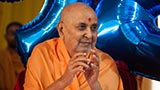  Swamishri greets devotees with 'Jai Swaminarayan'