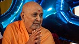  Swamishri greets devotees with 'Jai Swaminarayan'