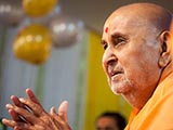 Swamishri greets devotees with 'Jai Swaminarayan'
