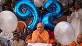  Swamishri greets devotees with 'Jai Swaminarayan'