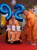 Pujya Ishwarcharan Swami honors Swamishri with a garland