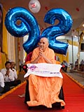  Swamishri greets devotees with 'Jai Swaminarayan'