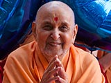  Swamishri greets devotees with 'Jai Swaminarayan'