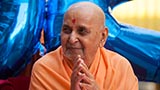  Swamishri greets devotees with 'Jai Swaminarayan'