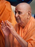  Swamishri blesses devotees 