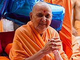  Swamishri greets devotees with 'Jai Swaminarayan'