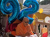  Swamishri greets devotees with 'Jai Swaminarayan'