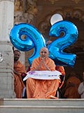  Swamishri greets devotees with 'Jai Swaminarayan'