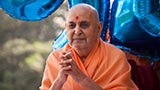  Swamishri greets devotees with 'Jai Swaminarayan'