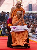  Swamishri greets devotees with 'Jai Swaminarayan'