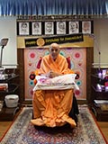  Swamishri wishes 'Jai Swaminarayan' to sadhus after his puja
