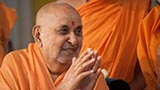  HH Pramukh Swami Maharaj greets devotees with 'Jai Swaminarayan'