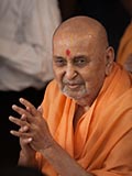  Swamishri greets devotees with 'Jai Swaminarayan'