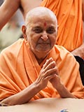  Swamishri greets devotees with 'Jai Swaminarayan'