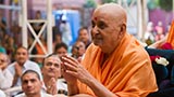  Swamishri greets devotees with 'Jai Swaminarayan'