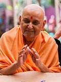  Swamishri blesses devotees
