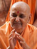  Swamishri greets devotees with 'Jai Swaminarayan'