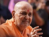  Swamishri greets devotees with 'Jai Swaminarayan'