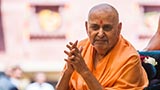  Swamishri greets devotees with 'Jai Swaminarayan'