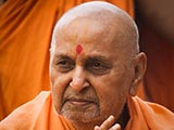  Swamishri greets devotees with 'Jai Swaminarayan'