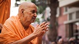  Swamishri greets devotees with 'Jai Swaminarayan'