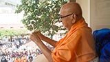  Swamishri blesses devotees