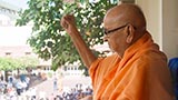 Swamishri joins devotees in hailing Bhagwan Swaminarayan and the Guru Parampara