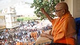 Swamishri joins devotees in hailing Bhagwan Swaminarayan and the Guru Parampara