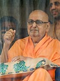 Swamishri joins devotees in hailing Bhagwan Swaminarayan and the Guru Parampara