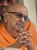  Swamishri greets devotees with 'Jai Swaminarayan'