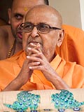  Swamishri greets devotees with 'Jai Swaminarayan'