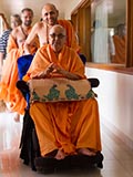  Swamishri greets devotees with 'Jai Swaminarayan'
