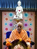  Swamishri performs his morning puja