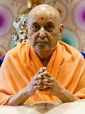  Swamishri greets sadhus with 'Jai Swaminarayan'