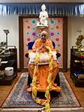 Swamishri is honored with garlands