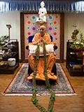 Swamishri is honored with garlands