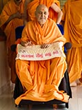  Swamishri arrives in the gallery