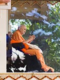  Swamishri greets devotees with 'Jai Swaminarayan'