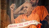  Swamishri joins devotees in hailing Bhagwan Swaminarayan and the Guru Parampara