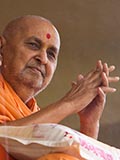  Swamishri greets devotees with 'Jai Swaminarayan'