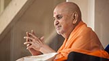  Swamishri greets devotees with 'Jai Swaminarayan'