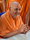  Swamishri arrives for Thakorji's darshan at 11:03 am