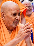  Swamishri greets devotees with 'Jai Swaminarayan'