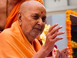  Swamishri blesses devotees 