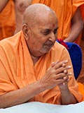 Swamishri greets devotees with 'Jai Swaminarayan'
