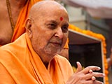  Swamishri greets devotees with 'Jai Swaminarayan'