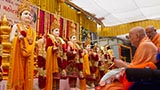  Swamishri performs murti-pratishtha arti